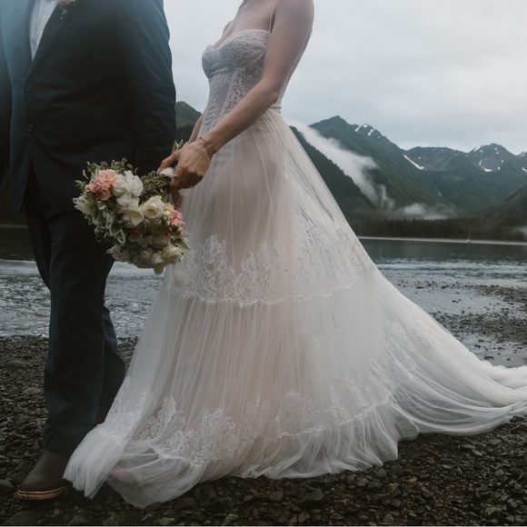 Elegant White Lace Wedding Dress - Picture 6 of 7